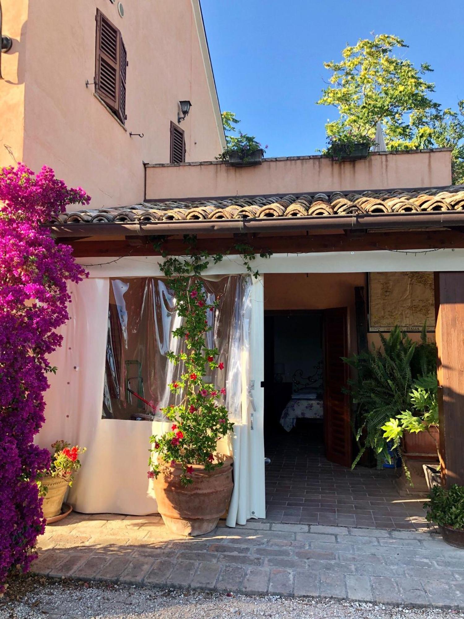 Appartamento Fronte Piscina Montemarciano Exterior foto